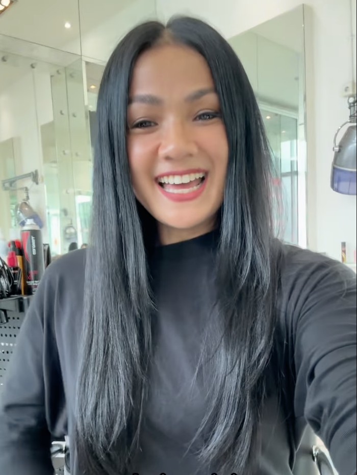 Nirina Zubir potong rambut setelah 7 tahun.