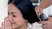 Nirina mengucapkan bismillah saat gunting memotong rambutnya. Today is your last day because Im donating my hair right now, ungkapnya. Foto: Instagram @nirinazubir_