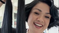 Bintang serial Ratu Ratu Queens: The Series 1 menunjukkan rambut yang sudah dipotongnya. Foto: Instagram @nirinazubir_