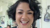 Nirina langsung membuat style rambut lainnya. Lucu banget rasanya karena sudah lama banget kan, gak pernah rambut pendek. Ada kali 4 tahun, 5 tahun, ungkapnya. Foto: Instagram @nirinazubir_
