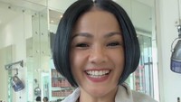 Jreng... jreng.... inilah penampilan Nirina Zubir dengan model rambut pendek. Foto: Instagram @nirinazubir_
