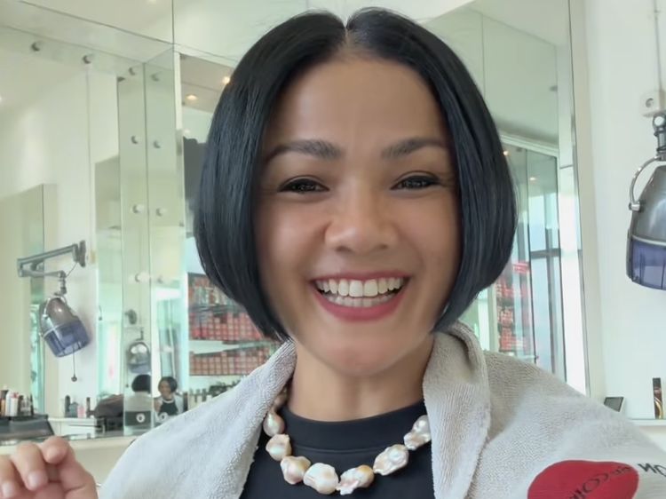Nirina Zubir Potong Rambut Pendek Buat Didonasikan