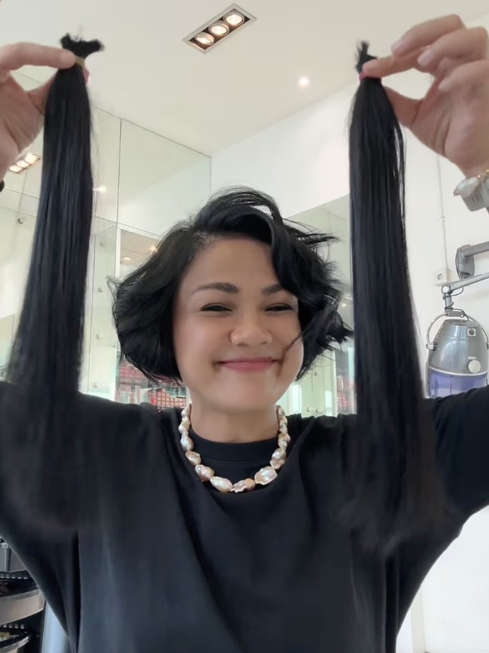 Nirina Zubir potong rambut setelah 7 tahun.