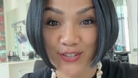 Belajar melepaskan kemelekatan terhadap sesuatu yang sudah bersama dengan Na selama kurang lebih 7 tahunan. Ini gak mudah memang, tapi kalau mengingat kita bisa berbagi kepada yang lebih membutuhkan, menguatkan hati Na. Bismillahirrahmanirrahim!! Semoga bermanfaat, tulis Nirina Zubir. Foto: Instagram @nirinazubir_