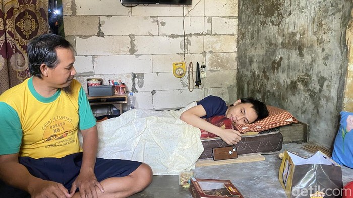 Muhammad Husyein Al Imam (23), pemuda asal Tambak Lorok, Semarang Utara, lumpuh setelah tertimpa gerbang saat bekerja.