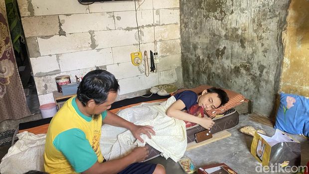Muhammad Husyein Al Imam (23) dan ayahnya, Teguh (47) di rumahnya, Kampung Tambaklorok, Kelurahan Tanjungmas, Kecamatan Semarang Utara, Kota Semarang, Jumat (26/9/2025).
