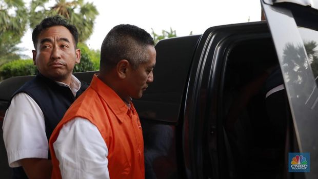Otoritas Jasa Keuangan (OJK) berhasil meringkus dan membawa pulang buron kasus gagal bayar fintech peer to peer lending (P2P) Investree, Adrian Gunadi, Jumat (26/9/2025). (CNBC Indonesia/Muhammad Sabki)