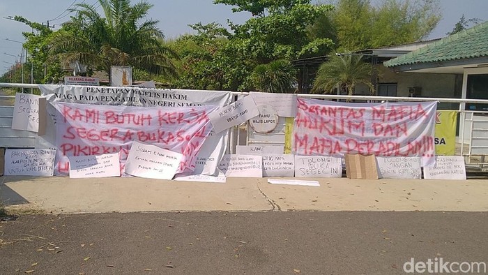 Suasana gerbang pabrik garmen pekalongan yang disegel oleh Pengadilan Niaga PN Semarang, Jumat (26/9/2025).