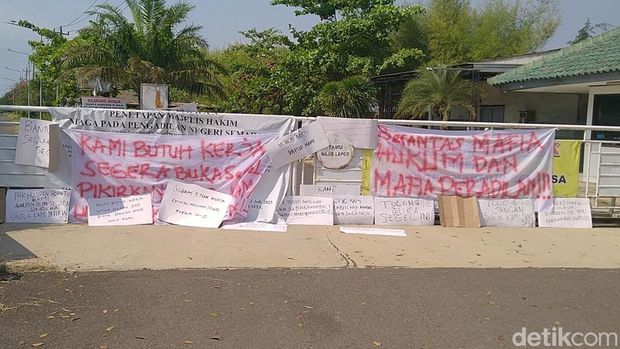 Suasana gerbang pabrik garmen pekalongan yang disegel oleh Pengadilan Niaga PN Semarang, Jumat (26/9/2025).