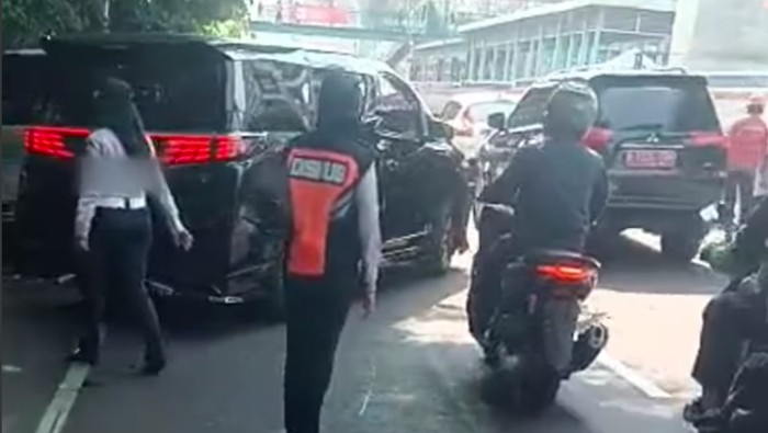 Parkir liar di depan sekolah Labschool Rawamangun, Jaktim disorot karena memicu kemacetan. Dinas Perhubungan (Dishub) menertibkan mobil-mobil yang parkir liar. (dok Pemkot Jaktim)