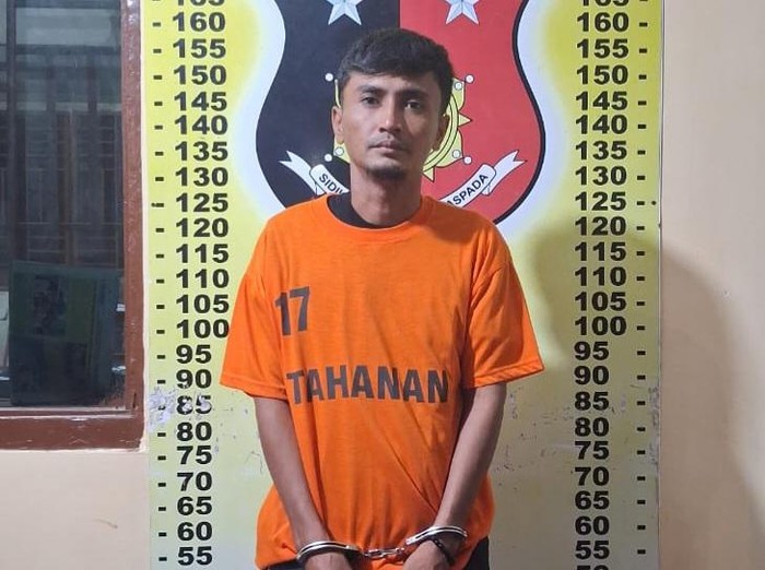 Pelaku Sutedi saat diamankan petugas kepolisian.