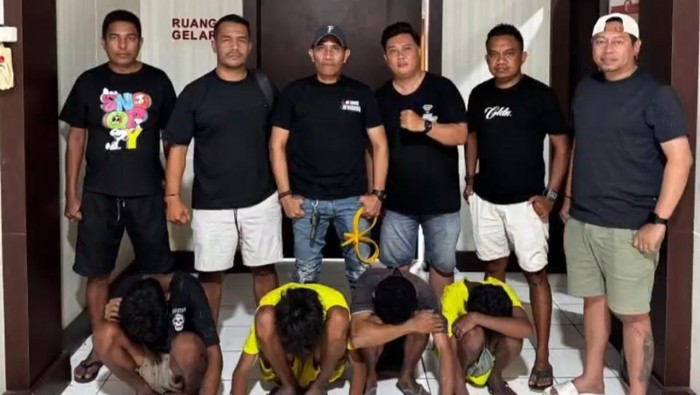 Pelaku pencurian baterai tower saat diamankan di Mapolresta Kupang Kota, NTT, Jumat (26/9/2025).