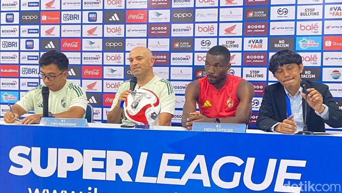 Pelatih PSM Makassar, Bernardo Tavares dan pemainnya Jacques Medina pada sesi konferensi pers jelang lawan PSIM Yogyakarta.