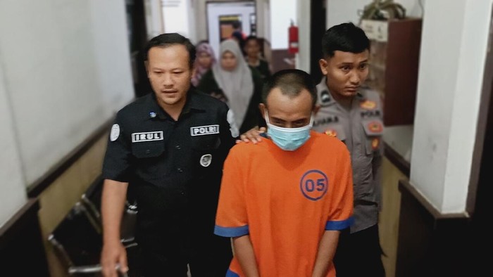 SS, terduga pelaku pemerkosa istri tetangga saat di Polres Probolinggo Kota