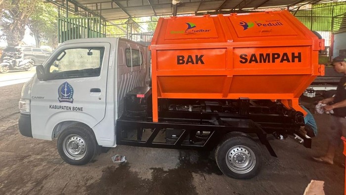 Pemkab Bone terima CSR mobil sampah dari Bank Sulselbar.