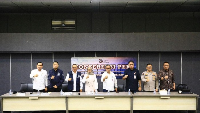 Otoritas Jasa Keuangan (OJK) berhasil menangkap eks Direktur Utama PT Investree Radika Jaya (Investree), Adrian Gunadi, yang masuk dalam daftar pencarian orang (DPO) sejak awal tahun 2025. Diketahui, OJK juga telah mengajukan permohonan red notice kepada Interpol terhadap Adrian Gunadi.