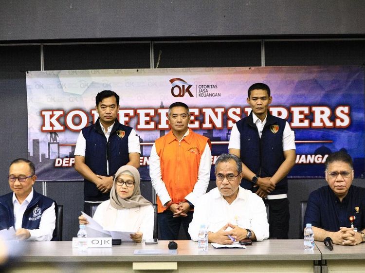 Penampakan Eks Bos Investree, Tangan Diborgol-Berompi Tersangka