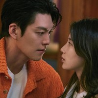 Tak sedikit penggemar berharap Genie Make A Wish berakhir happy ending. Sebab di drama Korea Uncontrollably Fond (2016), kisah cinta Suzy dan Kim Woo Bin harus berakhir dengan tragis. Foto: Instagram