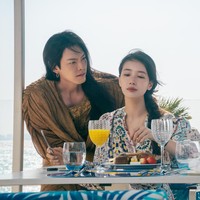 Ka Young hidup tanpa emosi, bahkan ketika Genie muncul dan terus menanyakan tiga permintaan darinya yang ingin dikabulkan, ia hanya fokus dengan sarapannya. Cewek itu terbiasa hidup diatur oleh neneknya sampai-sampai tidak tahu apa keinginannya. Foto: Instagram