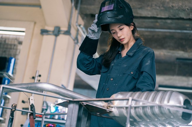 Dalam salah satu foto, Suzy tampil mengejutkan dengan wajah cemong, memakai seragam bengkel dan helm las. Meskipun tampil urakan, mantan personel grup KPop Miss A itu tetap memancarkan aura yang tak tertandingi. Foto: Instagram