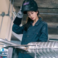 Dalam salah satu foto, Suzy tampil mengejutkan dengan wajah cemong, memakai seragam bengkel dan helm las. Meskipun tampil urakan, mantan personel grup KPop Miss A itu tetap memancarkan aura yang tak tertandingi. Foto: Instagram