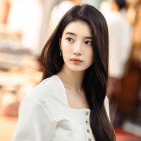 Penayangan drama Korea Genie Make A Wish telah dinantikan penggemar Suzy. Sang aktris akan menampilkan pesona baru sebagai Ka Young, cewek jutek yang tak sengaja membangunkan Genie alias Kim Woo Bin, roh misterius yang terjebak 1000 tahun dalam lampu ajaib. Foto: Instagram