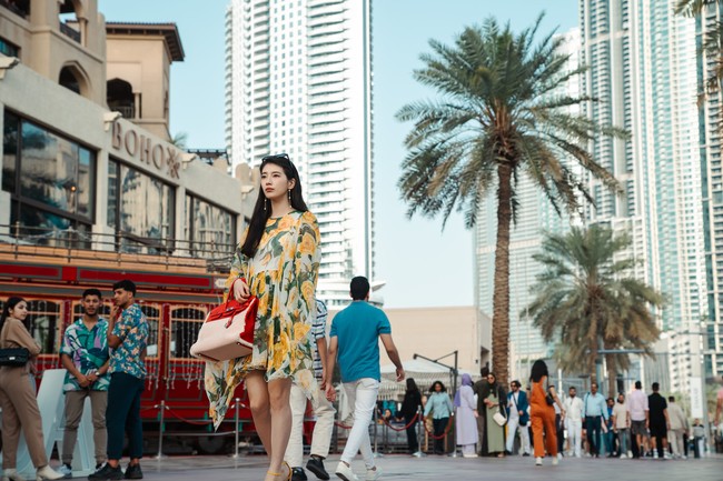 Proses syuting Genie Make A Wish tak hanya dilakukan di Korea Selatan, tapi juga Dubai. Tampak Suzy berbalut gaun floral yang anggun dan mencuri perhatian saat berjalan melewati warlok. Foto: Instagram