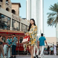 Proses syuting Genie Make A Wish tak hanya dilakukan di Korea Selatan, tapi juga Dubai. Tampak Suzy berbalut gaun floral yang anggun dan mencuri perhatian saat berjalan melewati warlok. Foto: Instagram