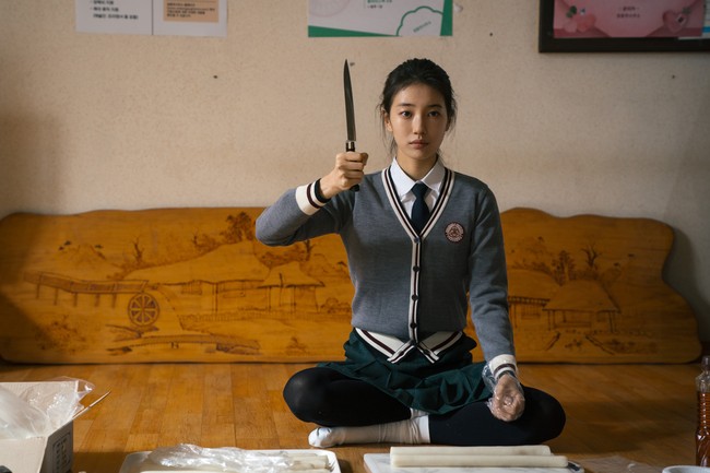 Di usia 30 tahun, Suzy masih cocok memakai seragam SMA. Namun, potongan gambar adegannya memegang pisau bikin penonton bergidik, semakin penasaran dengan kisah karakternya. Foto: Instagram