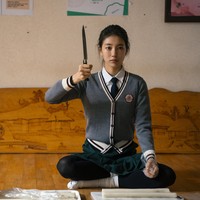 Di usia 30 tahun, Suzy masih cocok memakai seragam SMA. Namun, potongan gambar adegannya memegang pisau bikin penonton bergidik, semakin penasaran dengan kisah karakternya. Foto: Instagram