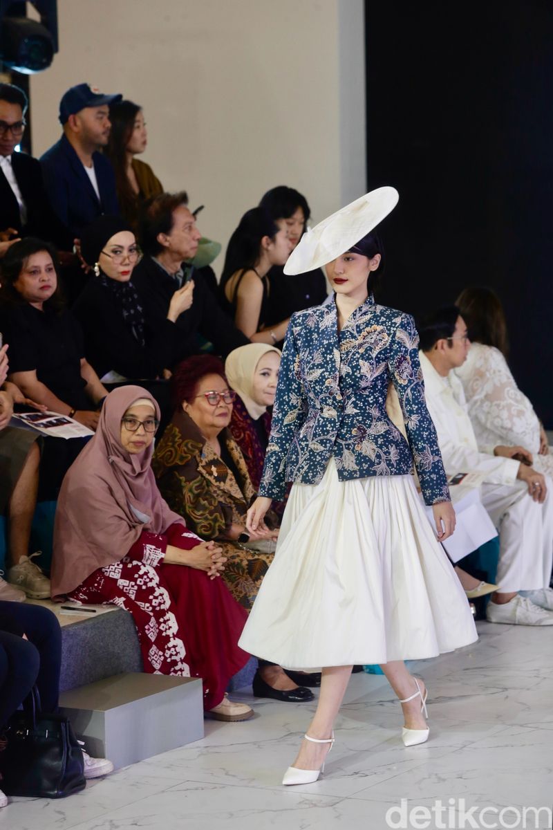 Peragaan 'Kanvas Budaya' di Fashion Nation 2025 Peragaan 'Kanvas Budaya' di Fashion Nation 2025 persembahan Ikatan Perancang Mode Indonesia dan Bakti Budaya Djarum Foundation, Kamis (25/9/2025), di Senayan City. Sebanyak 25 desainer anggota IPMI mempersembahkan kreasi dengan batik Kudus.