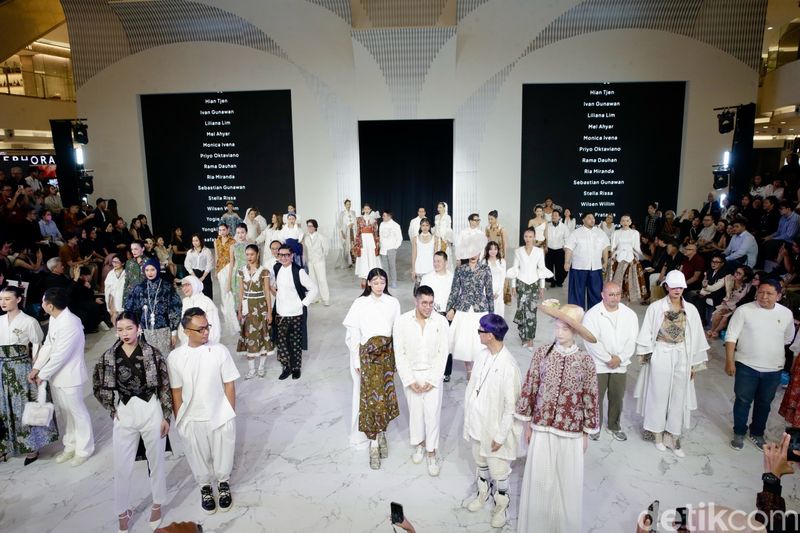 Peragaan 'Kanvas Budaya' di Fashion Nation 2025 Peragaan 'Kanvas Budaya' di Fashion Nation 2025 persembahan Ikatan Perancang Mode Indonesia dan Bakti Budaya Djarum Foundation, Kamis (25/9/2025), di Senayan City. Sebanyak 25 desainer anggota IPMI mempersembahkan kreasi dengan batik Kudus.