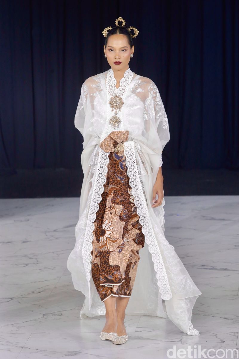 Peragaan 'Kanvas Budaya' di Fashion Nation 2025 Peragaan 'Kanvas Budaya' di Fashion Nation 2025 persembahan Ikatan Perancang Mode Indonesia dan Bakti Budaya Djarum Foundation, Kamis (25/9/2025), di Senayan City. Sebanyak 25 desainer anggota IPMI mempersembahkan kreasi dengan batik Kudus.