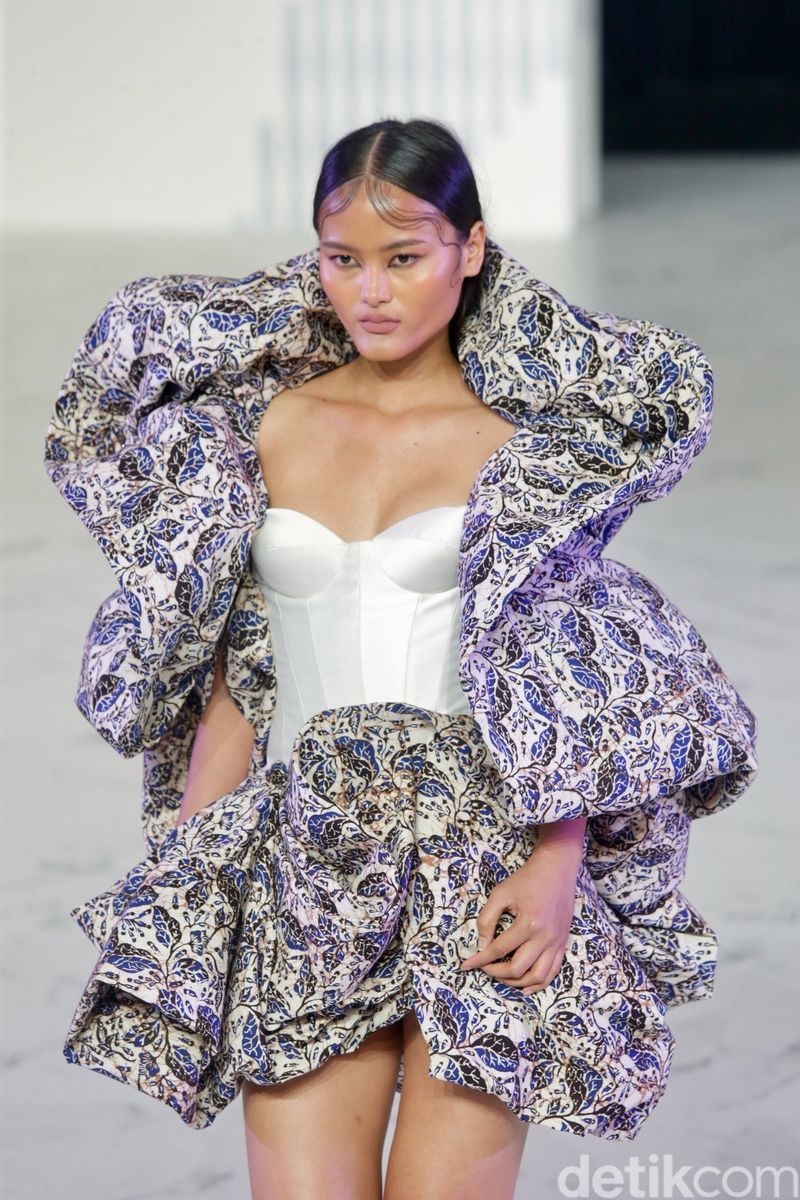 Peragaan 'Kanvas Budaya' di Fashion Nation 2025 Peragaan 'Kanvas Budaya' di Fashion Nation 2025 persembahan Ikatan Perancang Mode Indonesia dan Bakti Budaya Djarum Foundation, Kamis (25/9/2025), di Senayan City. Sebanyak 25 desainer anggota IPMI mempersembahkan kreasi dengan batik Kudus.