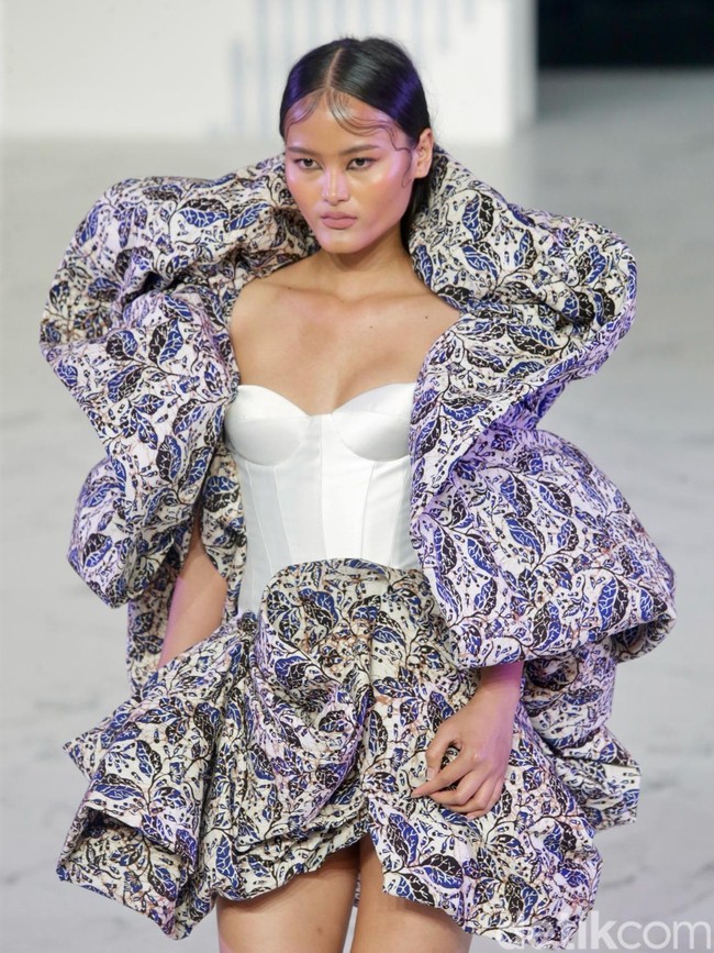 Peragaan Kanvas Budaya di Fashion Nation 2025 persembahan Ikatan Perancang Mode Indonesia dan Bakti Budaya Djarum Foundation, Kamis (25/9/2025), di Senayan City. Sebanyak 25 desainer anggota IPMI mempersembahkan kreasi dengan batik Kudus.