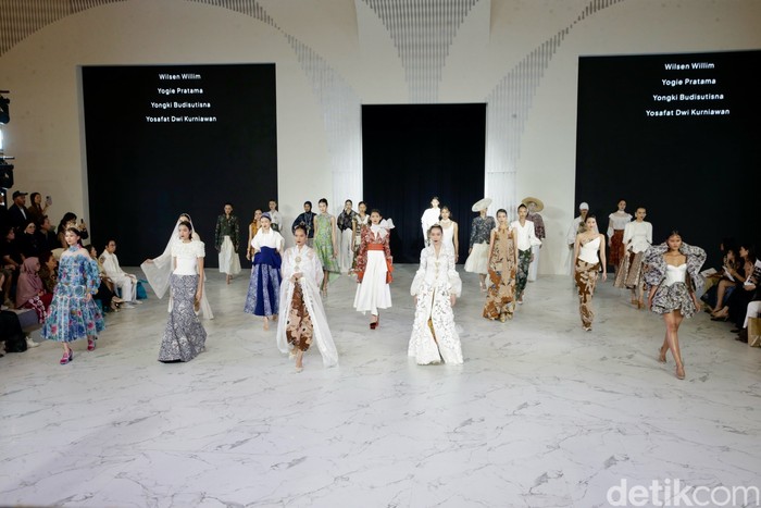 Peragaan Kanvas Budaya di Fashion Nation 2025 persembahan Ikatan Perancang Mode Indonesia dan Bakti Budaya Djarum Foundation, Kamis (25/9/2025), di Senayan City. Sebanyak 25 desainer anggota IPMI mempersembahkan kreasi dengan batik Kudus.