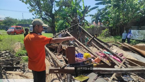 Petugas BPBD saat mengecek kondisi rumah warga yang ambruk di Dusun Ketapang Lampu, Desa Pengembengan, Kecamatan Negara, Jembrana, Bali, Jumat (26/9/2025). (Foto: BPBD Jembrana)