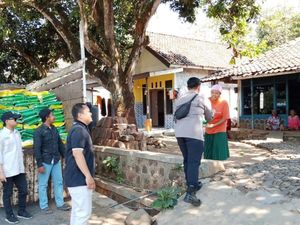 Polisi-Mahasiswa Pasuruan Salurkan 5 Ton Beras Murah di Lereng Bromo