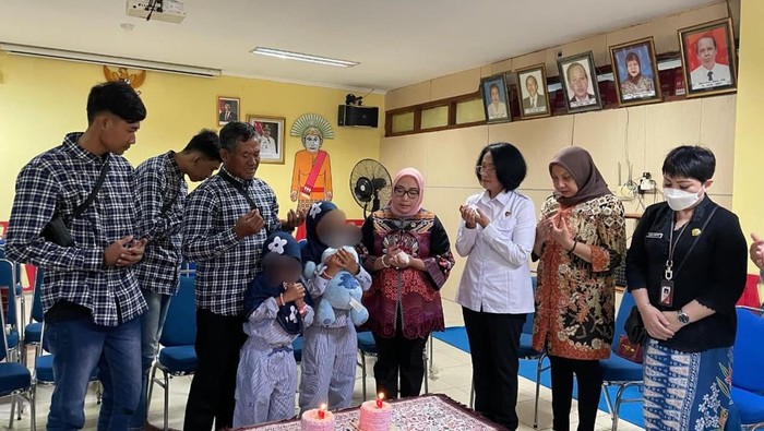Polisi menyebut korban penyiksaan bocah berinisial MK (9) telah dipertemukan kembali dengan kembaranya yang berinisial ASK dan ayah kandungnya, SG. (dok. Polri)