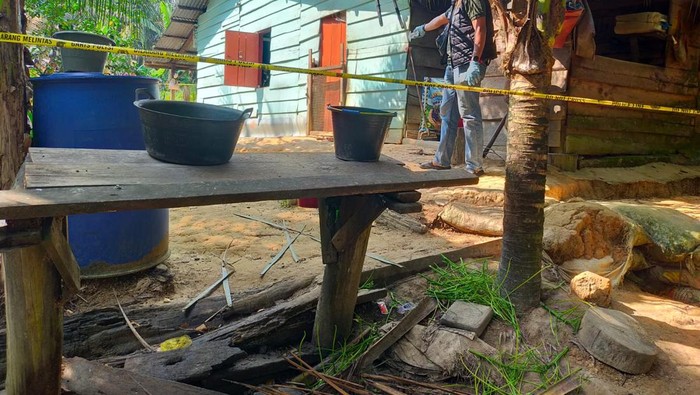 Polisi olah TKP rumah pasutri di Batang Hari, Jambi, yang ditemukan tewas bersimbah darah