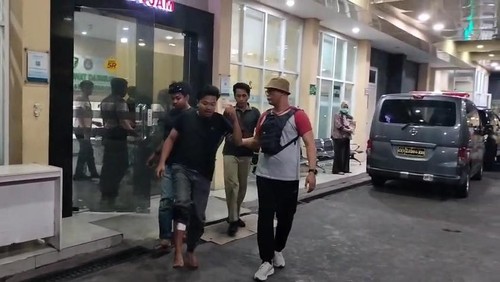 Polisi tembak betis sebelah kanan salah satu pelaku pencurian motor di parkiran ritel modern di wilayah Mataram, NTB, Jumat (26/9/2025). (Foto : Satreskrim Polresta Mataram).