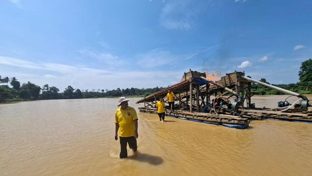 Polres Kuansing menindak penambangan emas tanpa izin (PETI). Tiga rakit PETI di aliran Sungai Kuantan, Desa Pulau Bayur, Kecamatan Cerenti langsung dimusnahkan. (dok Polda Riau)