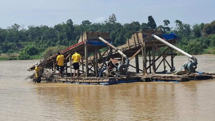 Polres Kuansing menindak penambangan emas tanpa izin (PETI). Tiga rakit PETI di aliran Sungai Kuantan, Desa Pulau Bayur, Kecamatan Cerenti langsung dimusnahkan. (dok Polda Riau)