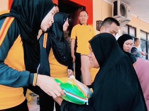 Polsek Cileungsi Bagikan Bantuan Beras, Warga Bogor Antusias