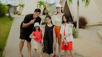 Potret kebahagiaan Surya dan keluarga.  Foto: Instagram @suryainsomnia