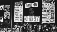 Konsep supermarket tahun 1910 tentu jauh berbeda dengan supermarket kini. Barang-barang dipajang di area belakang kasir, jadi pembeli harus meminta dulu kepada kasir jika ingin memilihnya. Foto: Getty Images via Business Insider