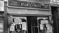 Begini penampakan bagian depan salah satu pelopor supermarket di AS, The Great Atlantic and Pacific Tea Company yang juga dikenal sebagai A&P. Pada tahun 1930an, ada lebih dari 15.000 gerai A&P tersebar di penjuru Amerika. Foto: Getty Images via Business Insider