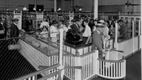 Zaman semakin berkembang, begitu juga dengan cara transaksi di supermarket Amerika. Contohnya di Piggly Wiggly di mana ada layanan self-service pertama untuk pelanggan. Foto: Getty Images via Business Insider
