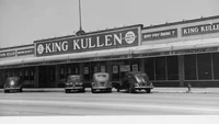 Lanjut pada tahun 1940an, hadir King Kullen yang disebut-sebut pakar sebagai supermarket sungguhan pertama di Amerika. Konsepnya menyerupai supermarket saat ini dengan berbagai departemen di area tersebut. Foto: Getty Images via Business Insider