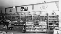 Di area New Jersey, pada 1932 muncul supermarket bernama Big Bear. Begini penampakan suasananya. Terlihat produk botolan dan kalengan tersusun rapi di etalase. Foto: Getty Images via Business Insider